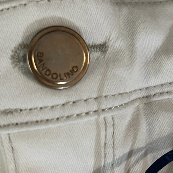 Women's white Bandolino Lizbeth curvy crop floral blouse print Embroidered Jeans - Picture 7 of 16